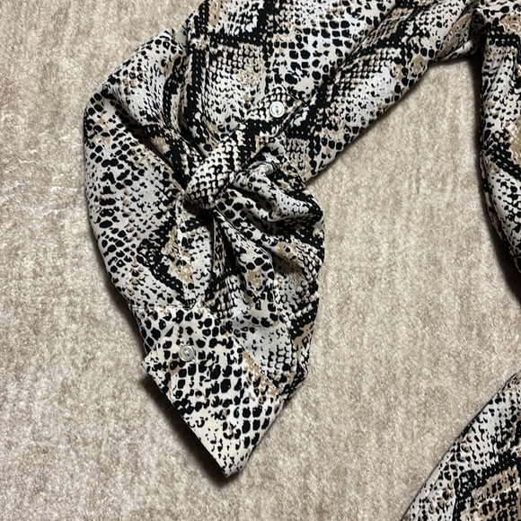 2X The Limited Snake print Button up flowy top tab sleeves collared V neck - Picture 3 of 5
